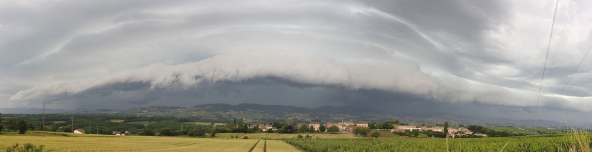 Jolie structure à l'avant d'un violent orage