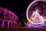 La grande roue est installée à Nîmes, en période de Noël, en face des arènes.