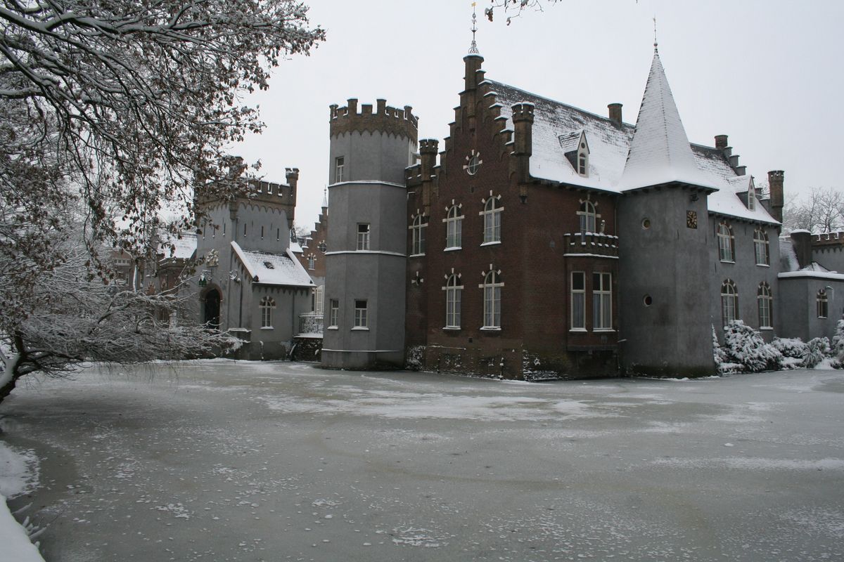 Kasteel Stapelen in de Sneeuw