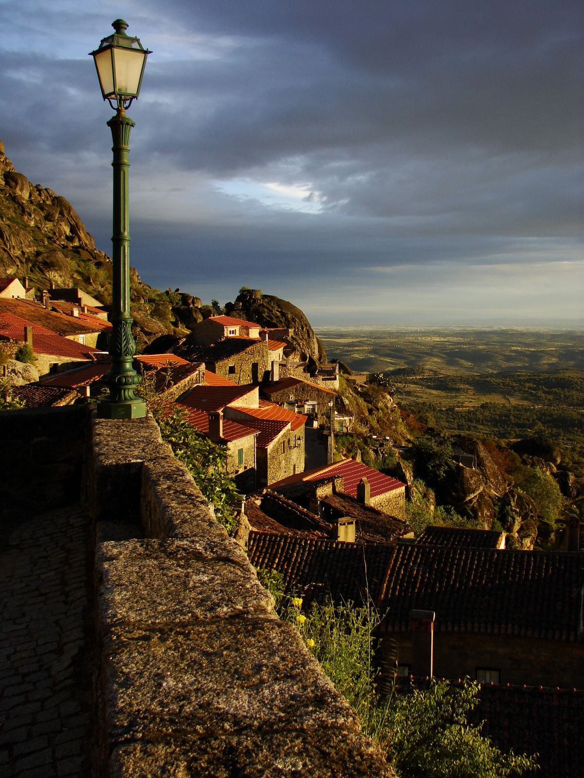 Vista da Aldeia de Monsanto para o campo 