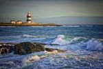 Irlande, Péninsule de Hook Head se dresse un des plus vieux phare au monde. Les vagues y sont puissantes et rapides.