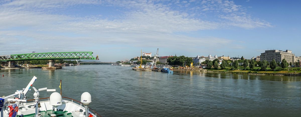 Einfahrt nach Bratislava aus Richtung Budapest kommend. Die Aufnahme entstand ganz unspektakulär mit dem Panorama-Programm der Sony Alpha 7R.