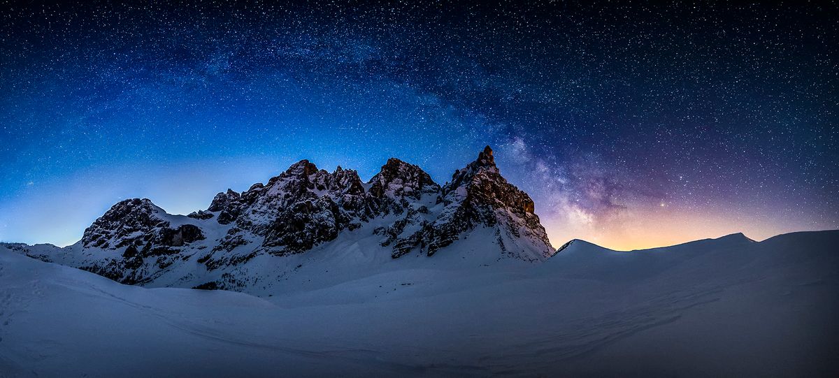 Milchstraßenpanorama über der Palagruppe in den Dolomiten