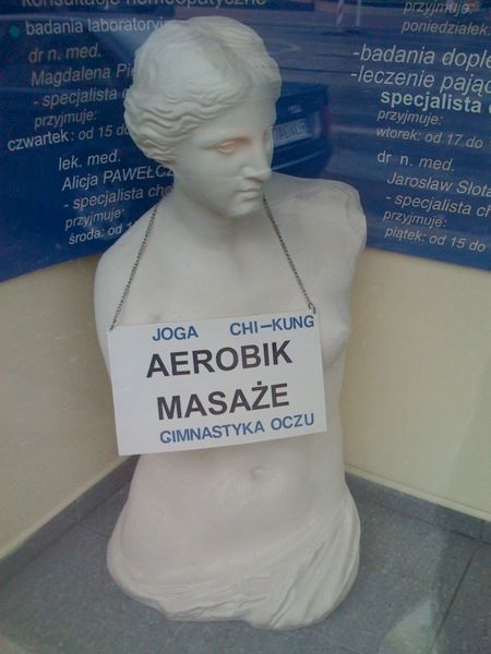 Zniewalająca reklama. Ul. Warszawska, Katowice