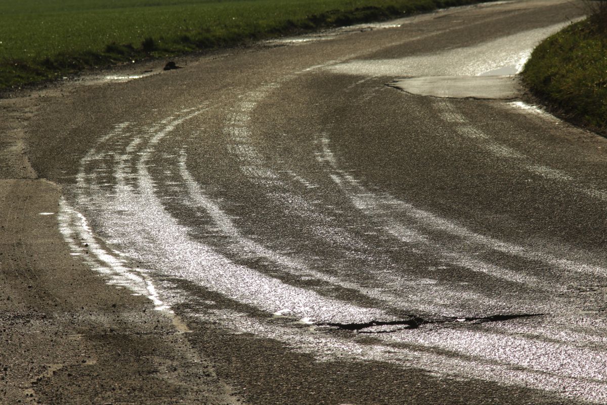 Wasserspuren auf der Straße