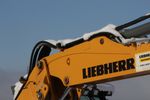 Baggerarm mit Schnee