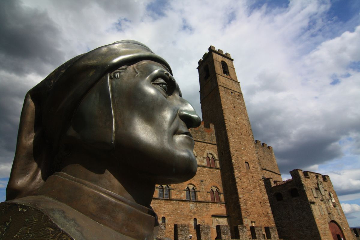 Bronzebüste vor Kirche