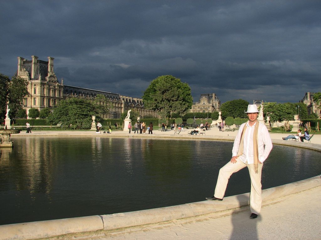 W sloncu Louvre