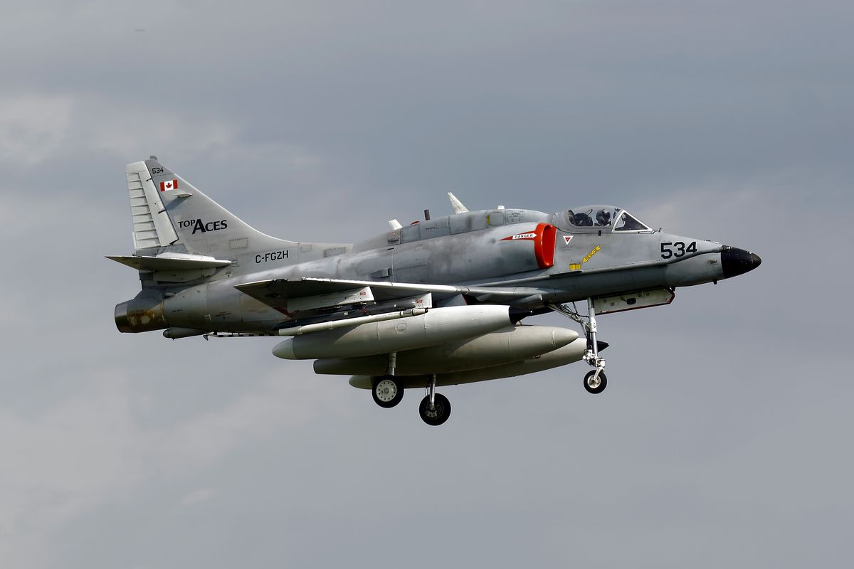 Die Douglas A-4N Skyhawk mit der Registrierung : C-FGZH / 534 von der Top Aces Inc, mit der Bu-No.: 159536 in Landeanflug auf Wittmundhafen