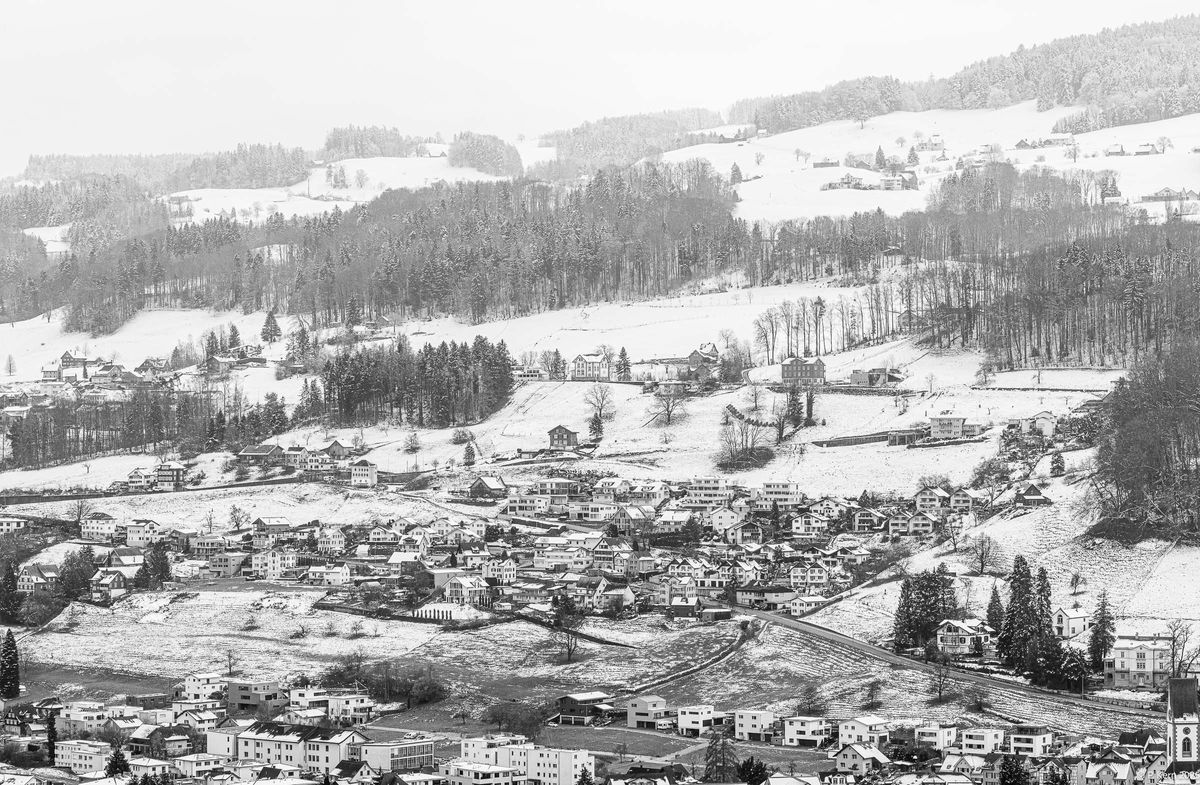 Man sieht dass kürzlich viele Neubauten für Familien entstanden sind.