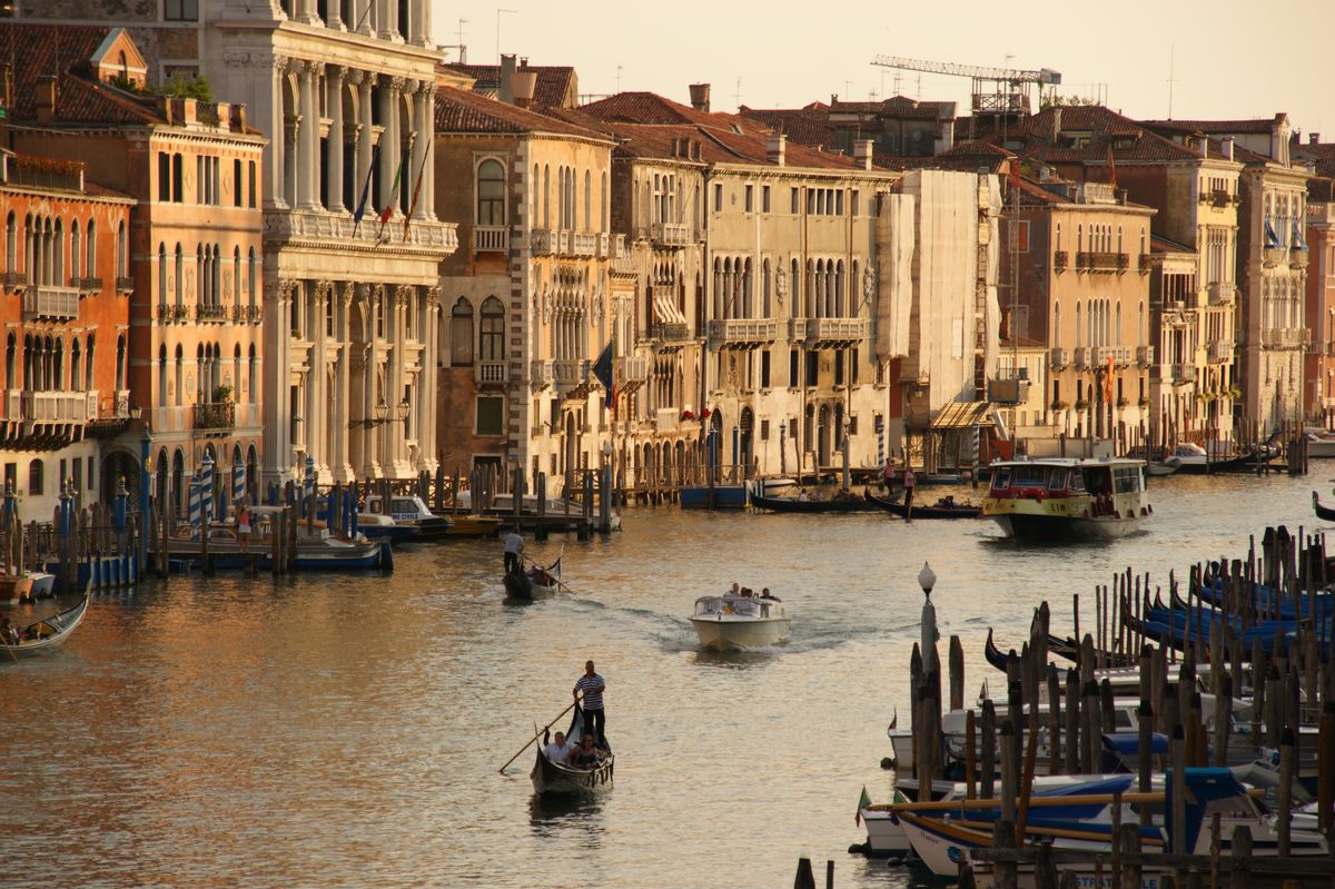 Der Canal Grande in Venedig in der Abenddämmerung