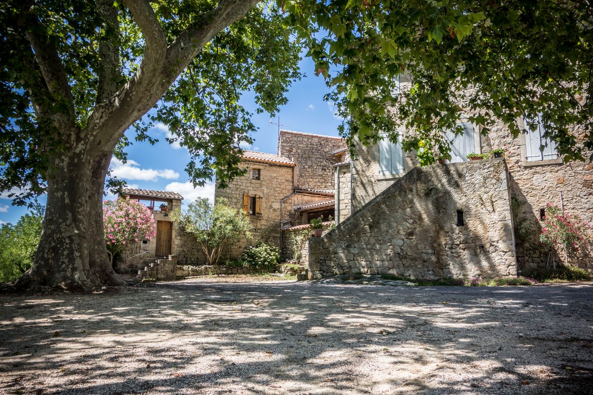 Een leuk pleintje in Montréal (Frankrijk, L'Ardeche)
