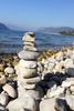 Découverte d'un totem naïf érigé sur une plage du lac du Bourget.