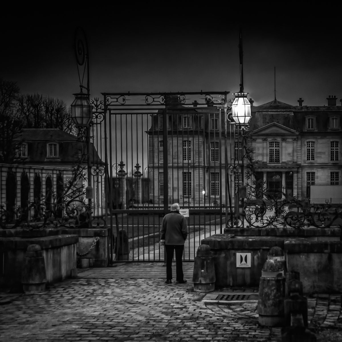 Un château, une porte fermée, il ne reste que la lumière et l'espoir. Même dans les cités les plus dense en population, la solitude ronge l'homme, l'enfant ou la grand mère. Trois cent amis virtuel, n'est souvent qu'un leurre car souvent il est seul dans une ville de plusieurs millions d'humains. Voici la cinquième image de mon projet Alone in the City